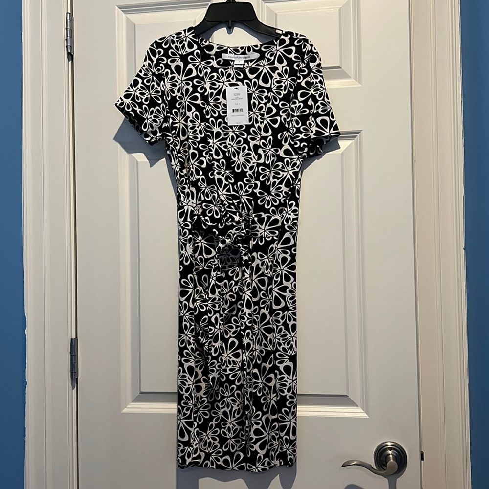 Diane Von Furstenberg. Halo Petals Black Zoe dress. Size 8. NWT.